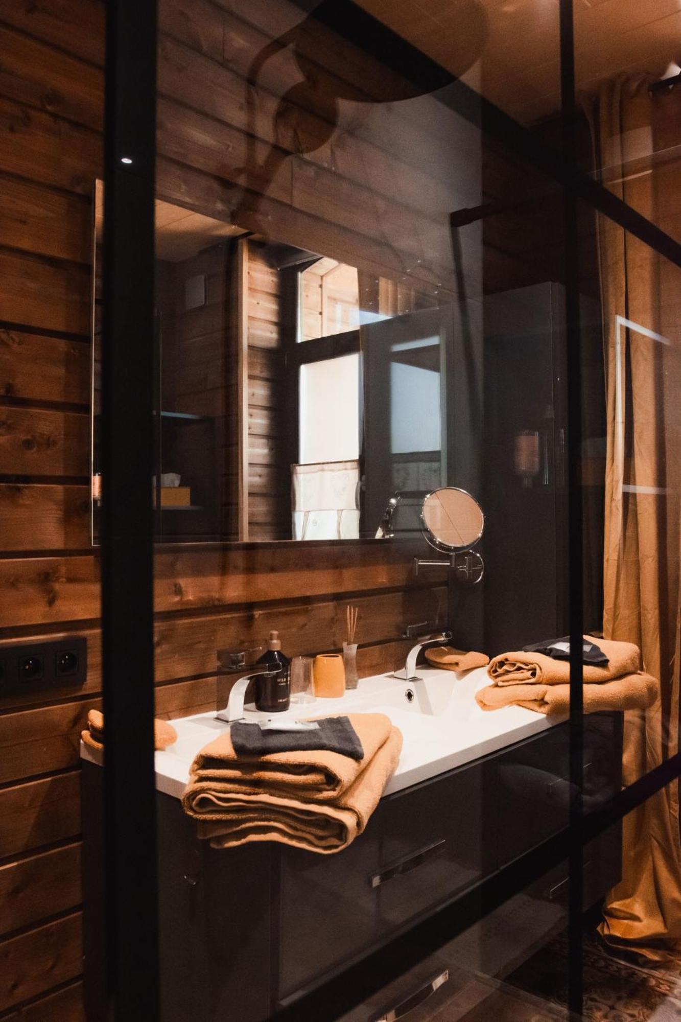 Maison D'Hote Les Notes Endormies Suite Le Refuge Walcourt Bagian luar foto